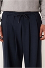 Джоггеры с широкими брючинами и складками артикул 153689092