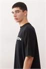 Черная футболка с принтом и карманом артикул 151058410