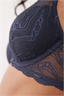 Чувственный бюстгальтер из эластичного кружева с глубоким вырезом и легкой подкладкой артикул 148778924