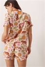 Комплект короткой ночной одежды с V-образным вырезом, застегивающийся на пуговицы, с принтом «Fiesta Siesta» по всей поверхности артикул 153021030
