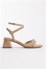 Сандалии на среднем каблуке с скромным плетеным элементом артикул 154179030