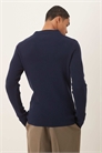 Мужская рубашка-поло с длинным рукавом, облегающим кроем, компактным трикотажем и вырезом горловины, темно-синего цвета артикул 150932046