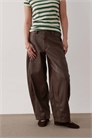 Брюки-кюлоты из искусственной кожи с зауженными штанинами и декоративными швами артикул 153583298