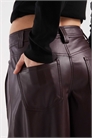Брюки-кюлоты из искусственной кожи с зауженными штанинами и декоративными швами артикул 153687092