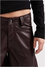 Брюки-кюлоты из искусственной кожи с зауженными штанинами и декоративными швами артикул 153687092