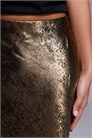 Юбка средней длины из металлизированной ткани с сатиновым блеском артикул 152230058