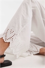Белые брюки с вышитым подолом артикул 153716177