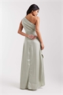 Макси-платье для подружки невесты из атласа с одним плечом и юбкой-парео артикул 153113528