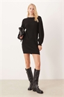 Мини-платье-свитер с широким горлом артикул 143696549