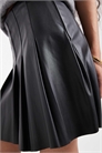 Мини-юбка из полиуретана с плиссировкой артикул 151092307