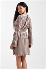 Мини-платье с плиссировкой и завязкой на талии артикул 150747213