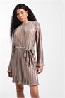 Мини-платье с плиссировкой и завязкой на талии артикул 150747213