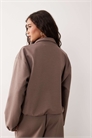 Свитере с полузастежкой-молнией и экстремальным воротником-воронкой в цвете кофе артикул 152191002