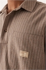 Оверсайз-рубашка с полосками и нашивкой коричневого цвета артикул 152422951
