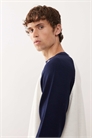 Вязаный раглан с темно-синими рукавами артикул 149929389