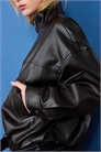 Куртка-балон с эффектом кожи и ремнем артикул 155444352