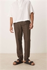 Льняные брюки с зауженным кроем шоколадного цвета артикул 146141512