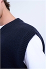 Вязаная майка с V-образным вырезом и свободным кроем, темно-синего цвета артикул 142120966