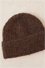 Вязаная шапка из букле с ребристой текстурой, коричневого цвета артикул 147903255