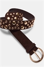 Ремень с множеством неровных заклепок коричневого цвета артикул 156090721
