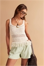 Жилетка с фактурной вязкой крючком, с открытой спинкой и бахромой по низу артикул 147968302
