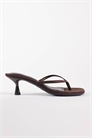 Сандалии на шпильке с перемычкой между пальцами артикул 155515937