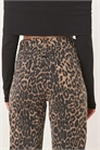 Джинсы с широкими брючинами в леопардовом принте артикул 149981046