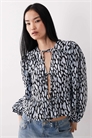 Блузка с длинными рукавами и декором в виде галстука, с пятнами артикул 153720155