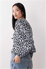 Блузка с длинными рукавами и декором в виде галстука, с пятнами артикул 153720155