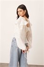 Блузка из хлопкового вуаля с кружевной отделкой и завязками спереди артикул 140394420