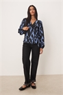 Блузка с запахом и абстрактным принтом артикул 143724747
