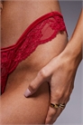 Стринги Lola из кружева с атласной окантовкой и вырезом в виде замочной скважины артикул 150178614