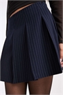 Мини-юбка с заутюженными складками артикул 149859210