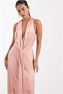 Макси-платье для подружки невесты из атласа с глубоким вырезом, завязками за шеей и кисточками артикул 153113236