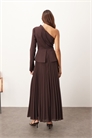 Макси-платье с асимметричным вырезом на одном плече и подолом с мелкими складками артикул 148295037
