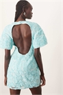 Мини-платье с вышитым цветочным узором на рукавах футболки артикул 140701054