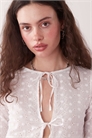 Блузка с завязками на груди, вышивкой и длинными рукавами артикул 144073209