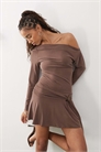 Мини-платье с открытыми плечами и облегающим силуэтом с элементами алейда-обвязки артикул 144073226