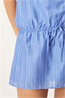 Мини-платье с открытыми плечами из велории и шифона в полоску артикул 146143376