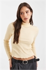Топ с высоким воротником и ребристой отделкой артикул 149111418