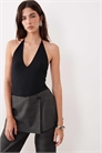 Боди с глубоким вырезом и завязками за шеей артикул 154273875