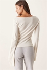 Топ из тонкого трикотажа с длинными рукавами и лодочным вырезом артикул 151559159