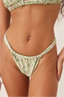 Бикини-трусики с боковыми вставками и рюшами артикул 143378465