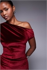 Эксклюзивное мини-платье из бархата с открытыми плечами и драпировкой артикул 151704453