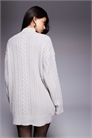 Эксклюзивное платье-свитер свободного кроя с высоким воротником и узором «коса» артикул 151333828
