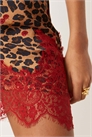 Мини-юбка Maeva из атласа с красной кружевной отделкой артикул 152557227