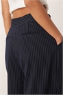 Широкие брюки с зауженными штанинами, темно-синие в тонкую полоску артикул 152557240