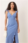 Макси-платье с бретелями и вырезом на шее артикул 147985402