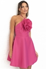 Мини-платье с бретелями и крупным цветочным косажом фуксии артикул 152718752