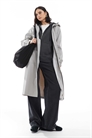 Длинный плащ с контрастной отделкой серого цвета артикул 140792401